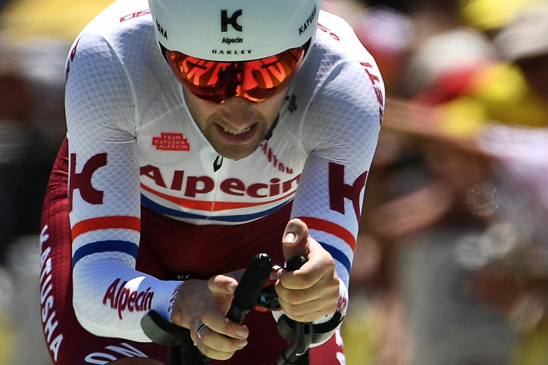 El inglés Alex Dowsett cruza la línea de meta de la decimotercera etapa de la 106.ª edición de la carrera ciclista Tour de Francia, una contrarreloj individual de 27,2 kilómetros en Pau, el 19 de julio de 2019