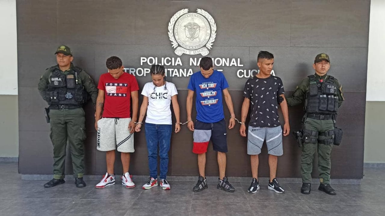 Fueron capturados en fragancia cuando recibían el pago de tres millones de pesos exigidos a un comerciante.