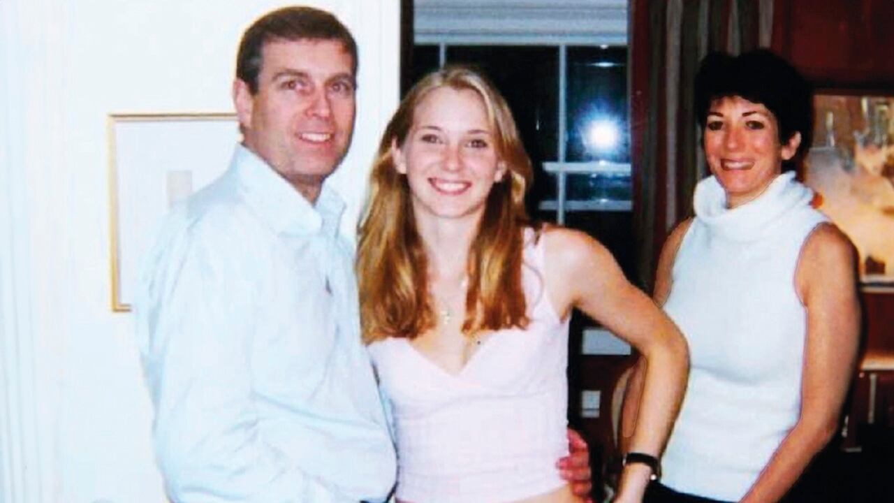 “Sí, ella (Giuffre) estaba en mi avión y sí se tomó una foto con Andrés”, dice el email revelado por la Justicia estadounidense que descartaría la defensa del británico.