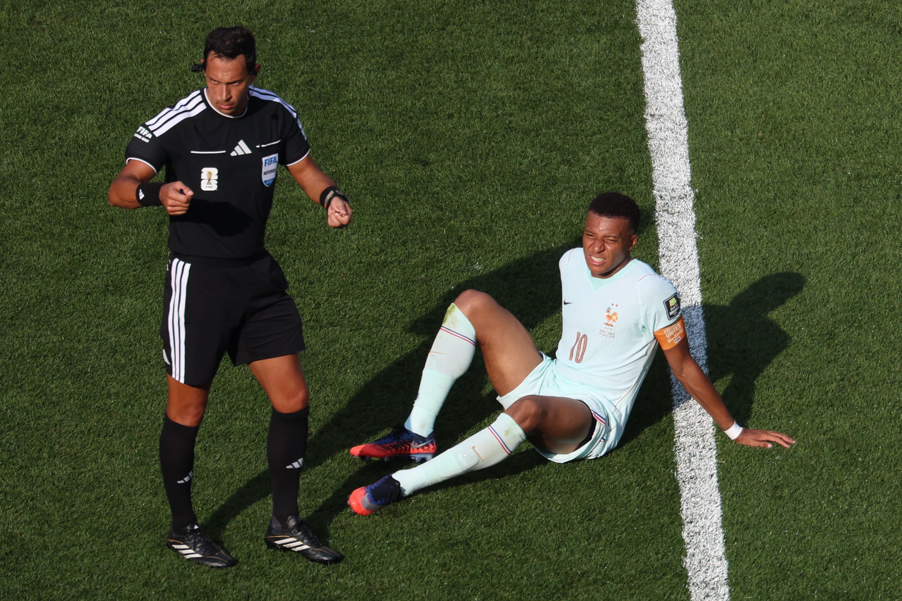 Kylian Mbappé tendido en la grama en medio del Francia vs. Marruecos del Mundial 2026