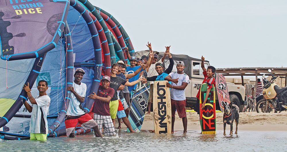 Al centro, Martín Vega y Sophie Jackl posan con varios alumnos de la escuela Kite Addict .