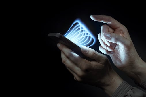 Los ciberdelincuentes puedan tener acceso a los datos transferidos a través de la red de Wi-Fi pública.