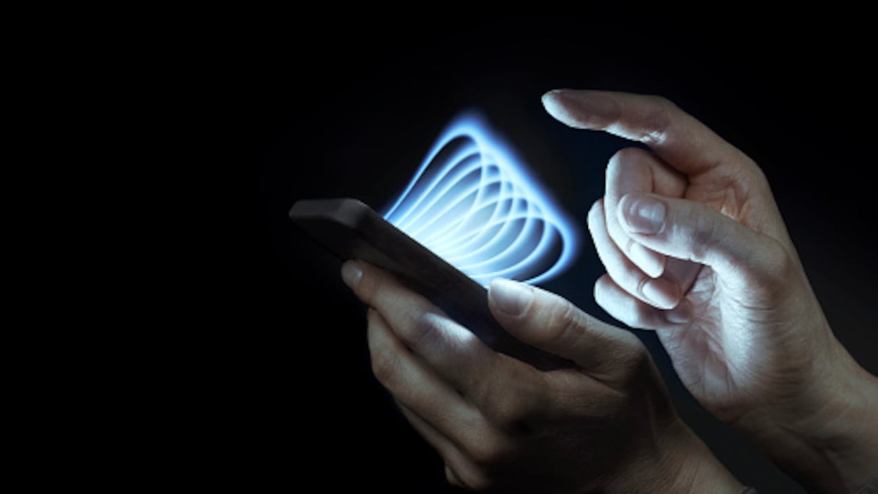 Los ciberdelincuentes puedan tener acceso a los datos transferidos a través de una red de wifi pública.