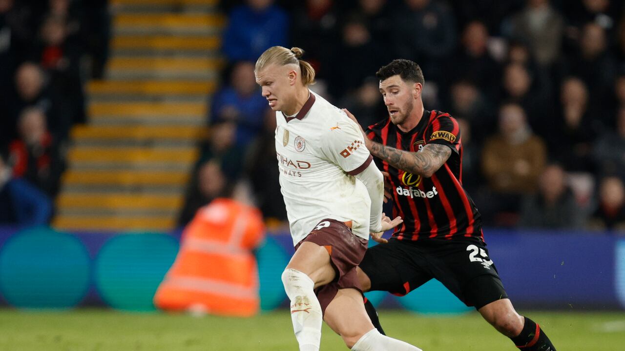 Bournemouth's Marcos Senesi, right, challenges Manchester City's Erling Haaland during the English Premier League soccer match between Bournemouth and Manchester City at the Vitality stadium in Bournemouth, England, Saturday, Feb. 24, 2024. (AP Photo/David Cliff)