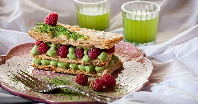 
Milhoja de té matcha con frambuesas