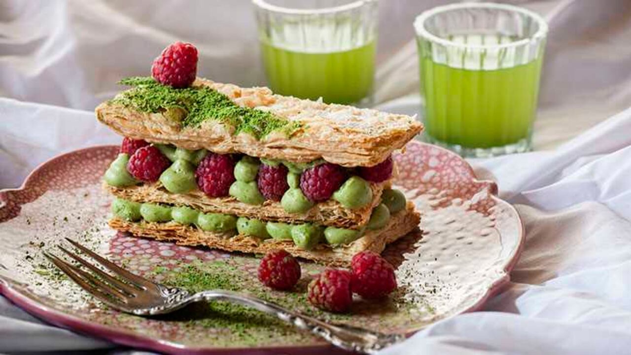 Milhoja de té matcha con frambuesas