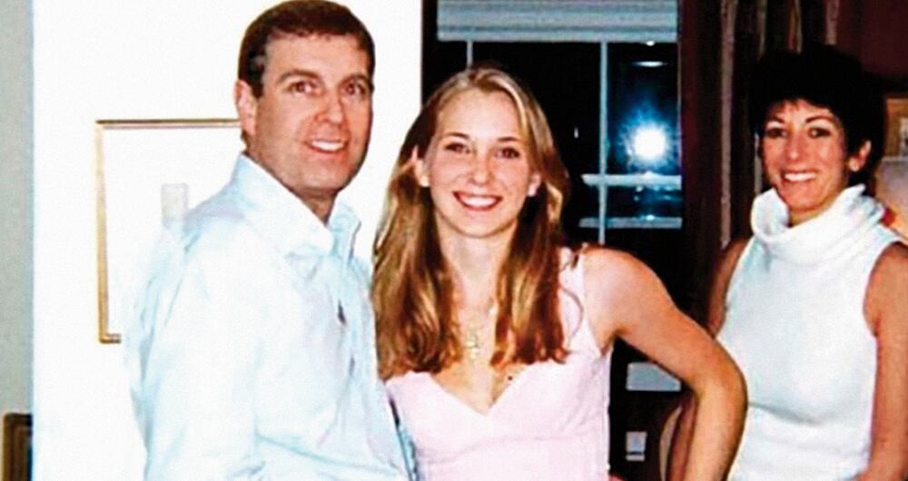  Esta foto muestra a Andrés con Virginia Roberts en la casa de Ghislaine Maxwell. El príncipe ha dicho que se trata de un montaje.