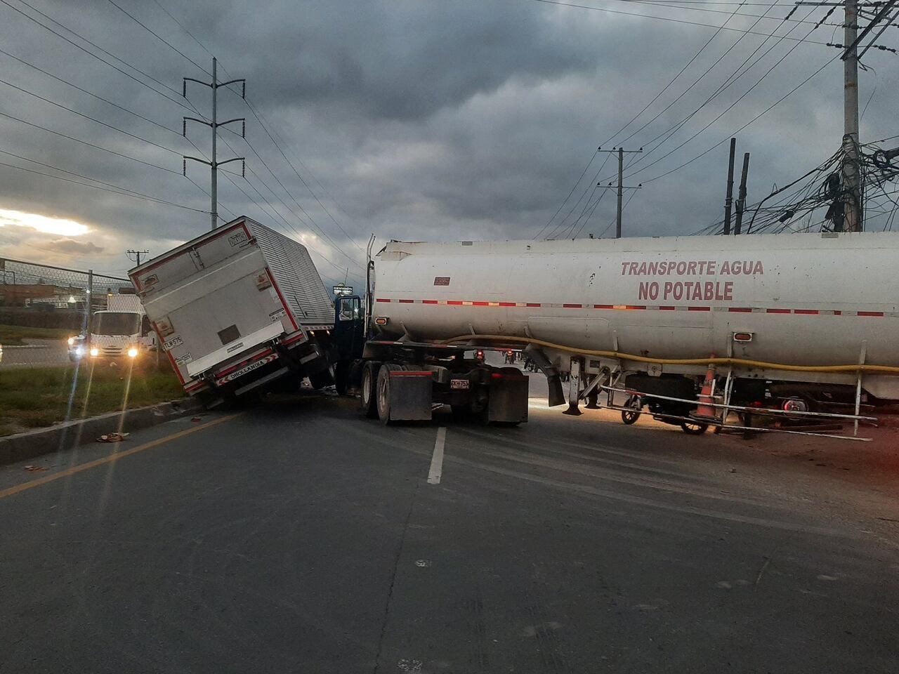 Accidente en la vía a La Calera dejó un motocilista muerto y colapsó la ...