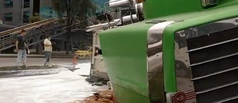 Tractocamión volcado.