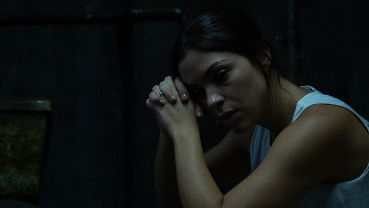 Paulina Davila personifica a Carolina en Perdida.