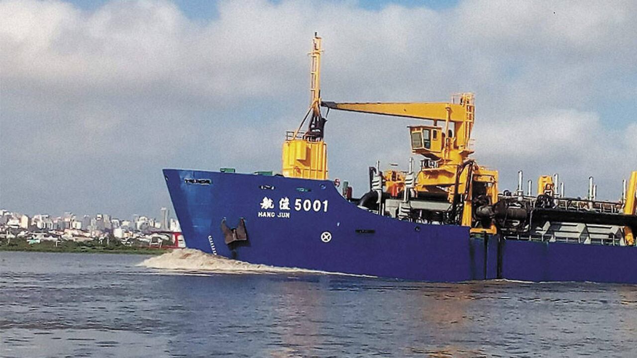 La APP planteada desde el pasado gobierno volverá a ser adjudicada con algunas modificaciones. La unidad de la foto, propiedad de la empresa Shanghái-Ingecon, opera desde mediados del año pasado y ha recogido 1,1 millones de metros cúbicos de sedimentos.