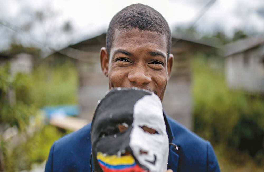 John Chaverra lidera el grupo de teatro 'Máscaras'. Su obra más reciente, Pueblos del barro, hace referencia a la corrupción y a la extracción minera ilegal. 