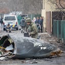 Un soldado del ejército ucraniano inspecciona los fragmentos de un avión derribado en Kiev, Ucrania, el viernes 25 de febrero de 2022. No estaba claro qué avión se estrelló y qué lo derribó en medio de la invasión rusa en Ucrania. Rusia está presionando su invasión de Ucrania hasta las afueras de la capital después de desatar ataques aéreos en ciudades y bases militares y enviar tropas y tanques desde tres lados. (Foto AP/Vadim Zamirovsky)