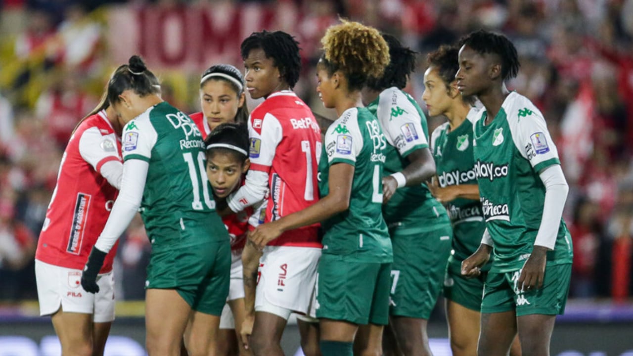 Santa Fe vs. Cali disputando la final de la Liga BetPlay Femenina de 2024 en El Campín