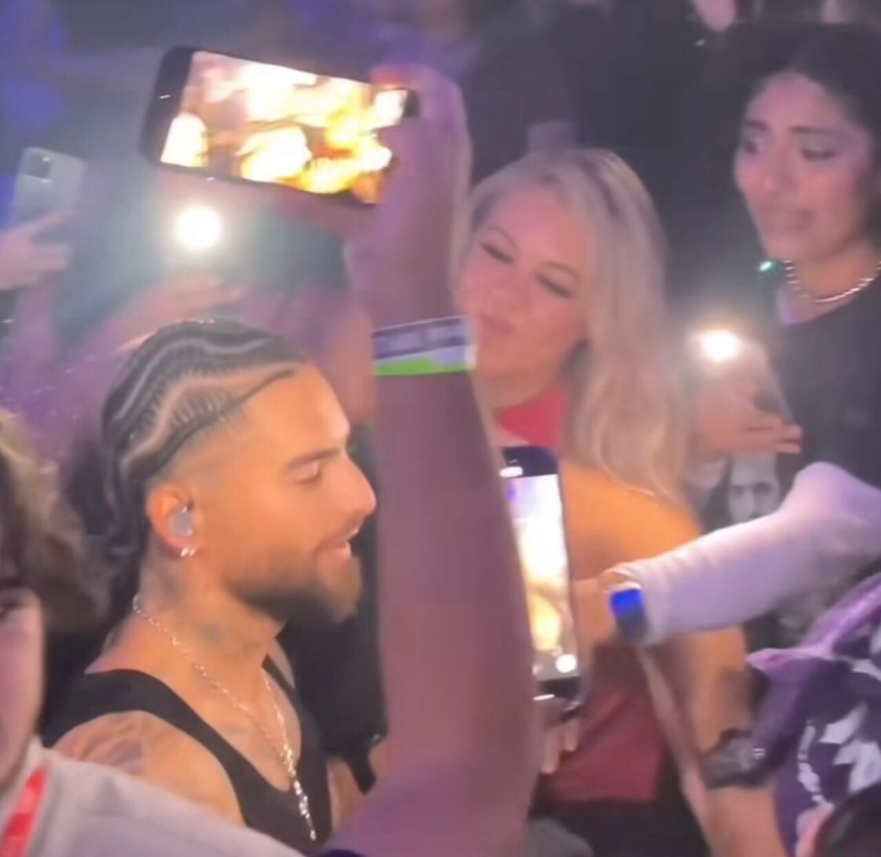 Fan intenta besar a Maluma y el cantante muestra su descontento