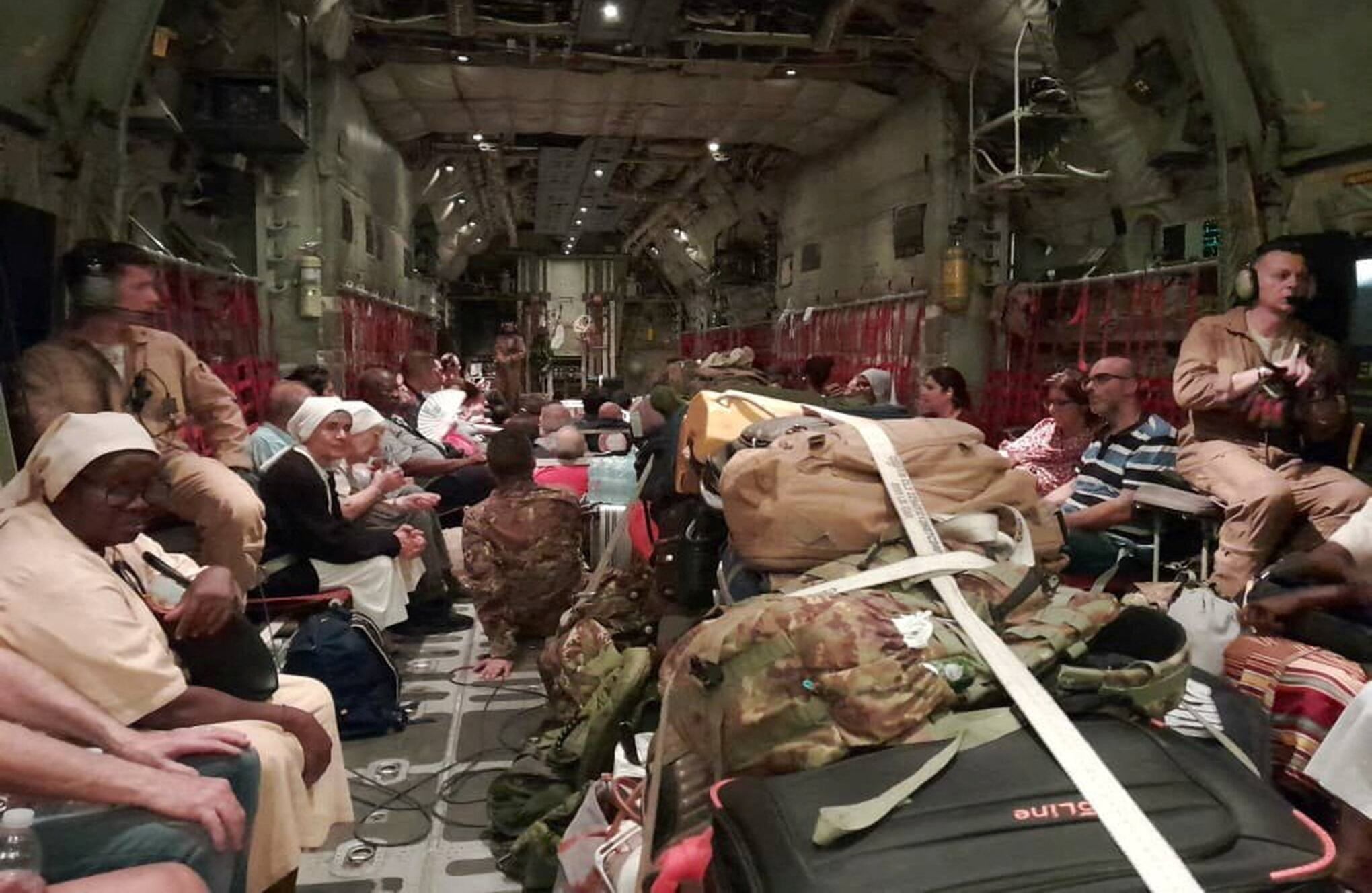 En imágenes: Extranjeros evacuados de Sudán