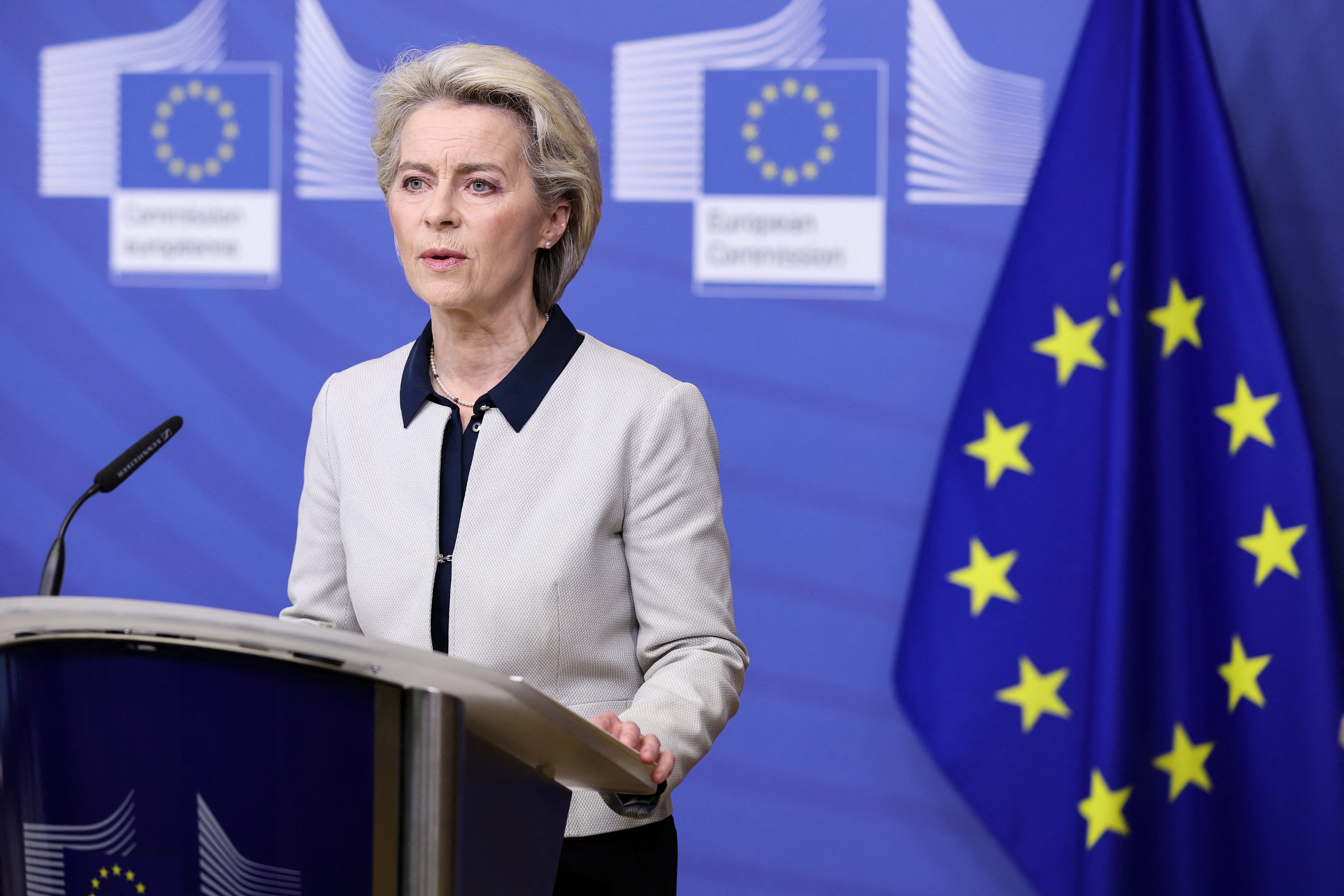 Ursula von der Leyen, presidente de la Comisión Europea, pronunció en una rueda de prensa un "statement" sobre las medidas que la Unión Europea le aplicará a Rusa tras su invasión y ataque a Ucrania. Foto: Kenzo Tribouillard/Pool via Reuters