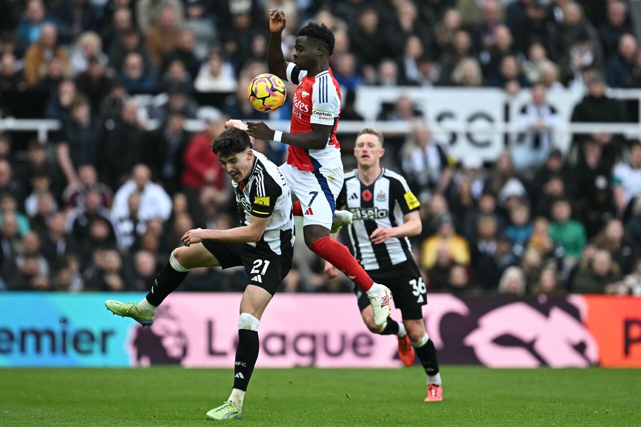 El centrocampista inglés del Arsenal #07 Bukayo Saka (C) compite con el inglés del Newcastle United