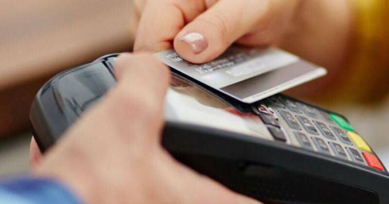 Permitir que alguien más se lleve la tarjeta fuera de vista es uno de los errores más riesgosos al pagar.