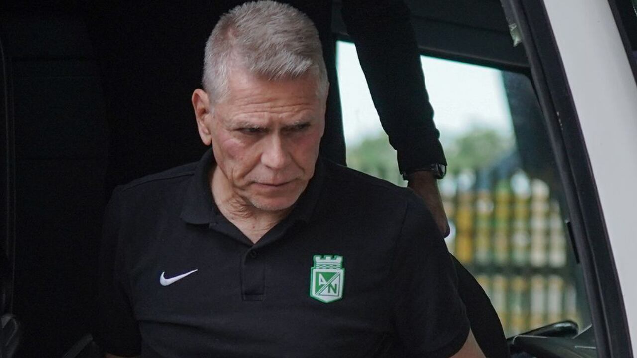 Paulo Autuori bajando del bus de Atlético Nacional