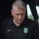 Paulo Autuori bajando del bus de Atlético Nacional