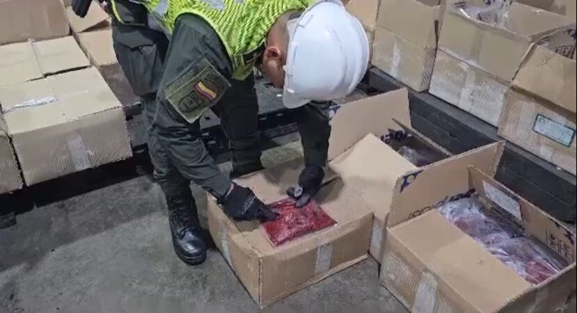 Al revisar la carga de frutas, la Policía encontró cocaína.