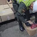 Al revisar la carga de frutas, la Policía encontró cocaína.