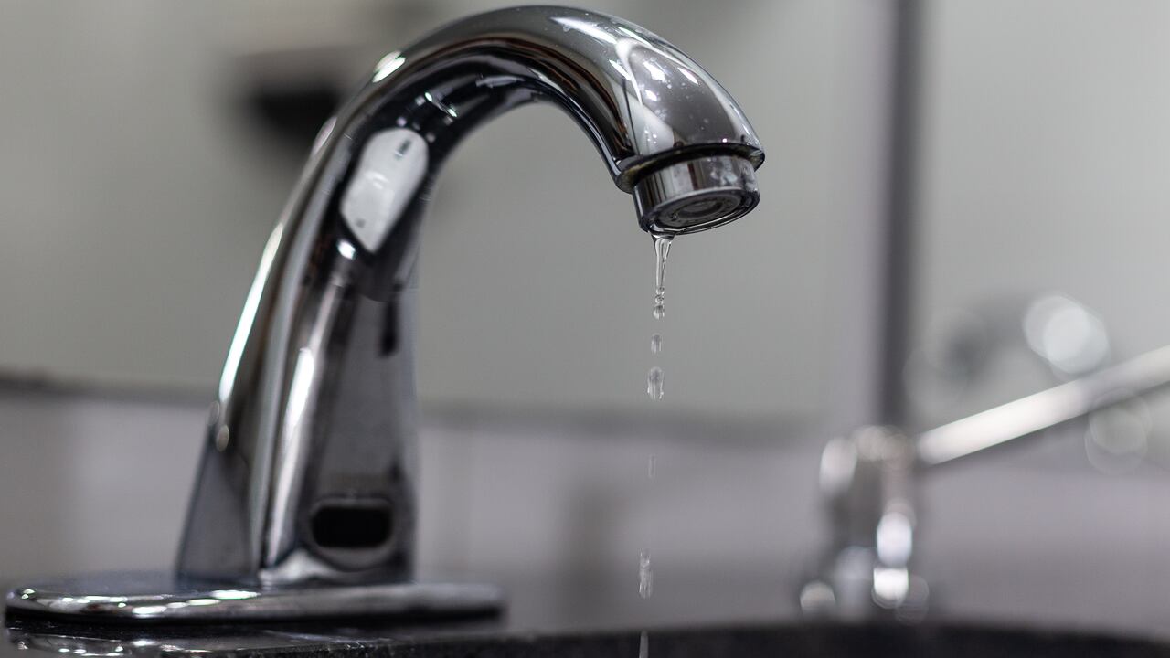 La medida de racionamiento afecta a millones de personas en Bogotá.