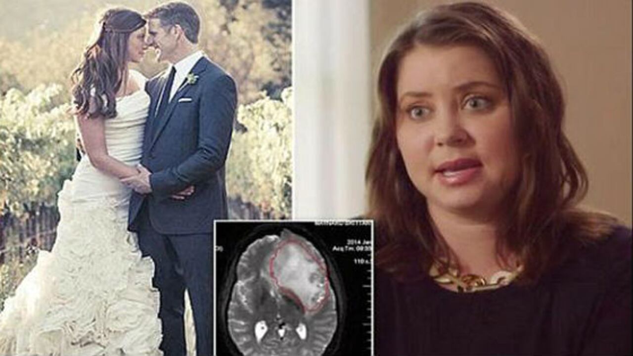 En el centro, abajo, una imagen que muestra la extensión del cáncer (dentro de la línea roja) en el cerebro de Brittany.