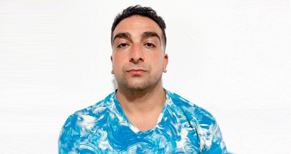 Demir Tom Turam Tenía circular roja de Interpol.