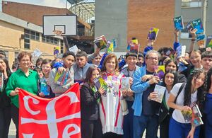 25 para el 25 es una iniciativa editorial dirigida a adolescentes y jóvenes
latinoamericanos, cuyo propósito es fomentar el hábito lector y propiciar un
acercamiento crítico y sensible a la memoria histórica, los procesos sociales y las luchas que han marcado la región.