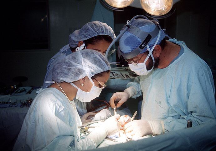 La cirugía de implantes mamarios es la más apetecida entra las pacientes que se realizan cirugías plásticas. En un sólo quirófano de Cali, se pueden realizar 3 de estos procedimientos al día.