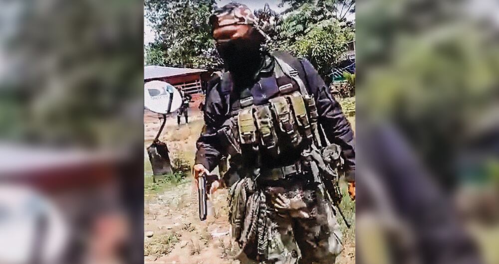 Los militares se habrían vestido de guerrilleros.