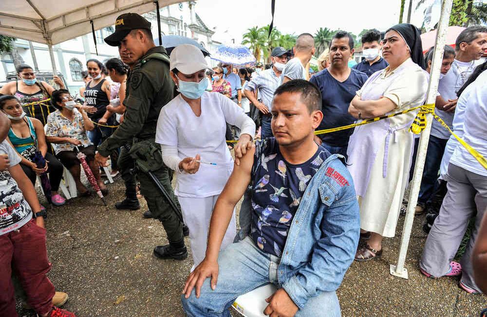 Un hombre es vacunado contra la Hepatitis A, Varicela y el Tétano, el viernes 7 de abril de 2017, en Mocoa, Putumayo. Según fuentes oficiales más de 12.000 dosis de vacunas han sido aplicadas luego que la noche del 31 de marzo una avalancha provocada por el desbordamiento de los ríos Mocoa, Mulato y Sangoyaco arrasó con todo lo que encontró a su paso. Foto: Carlos Julio Martínez / Enviado Especial de Semana