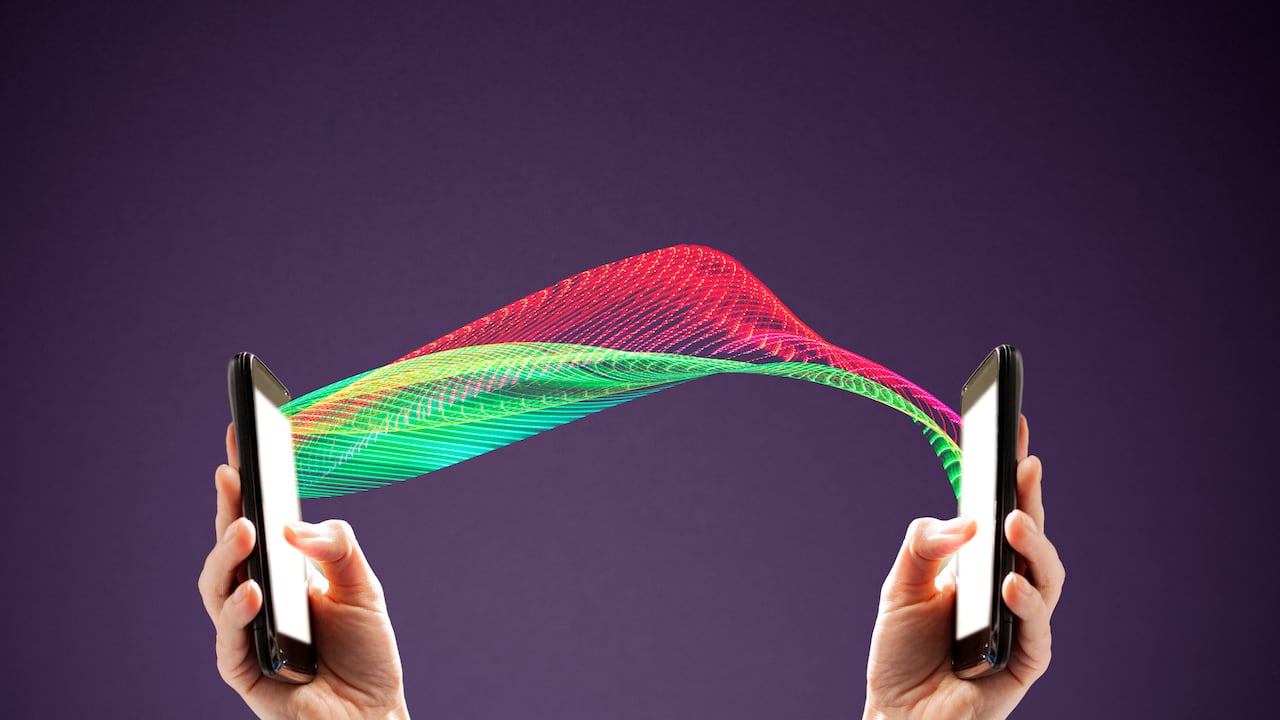 Existen varias señales que pueden indicar que el celular está siendo intervenido o como popularmente se le conoce “chuzado”.