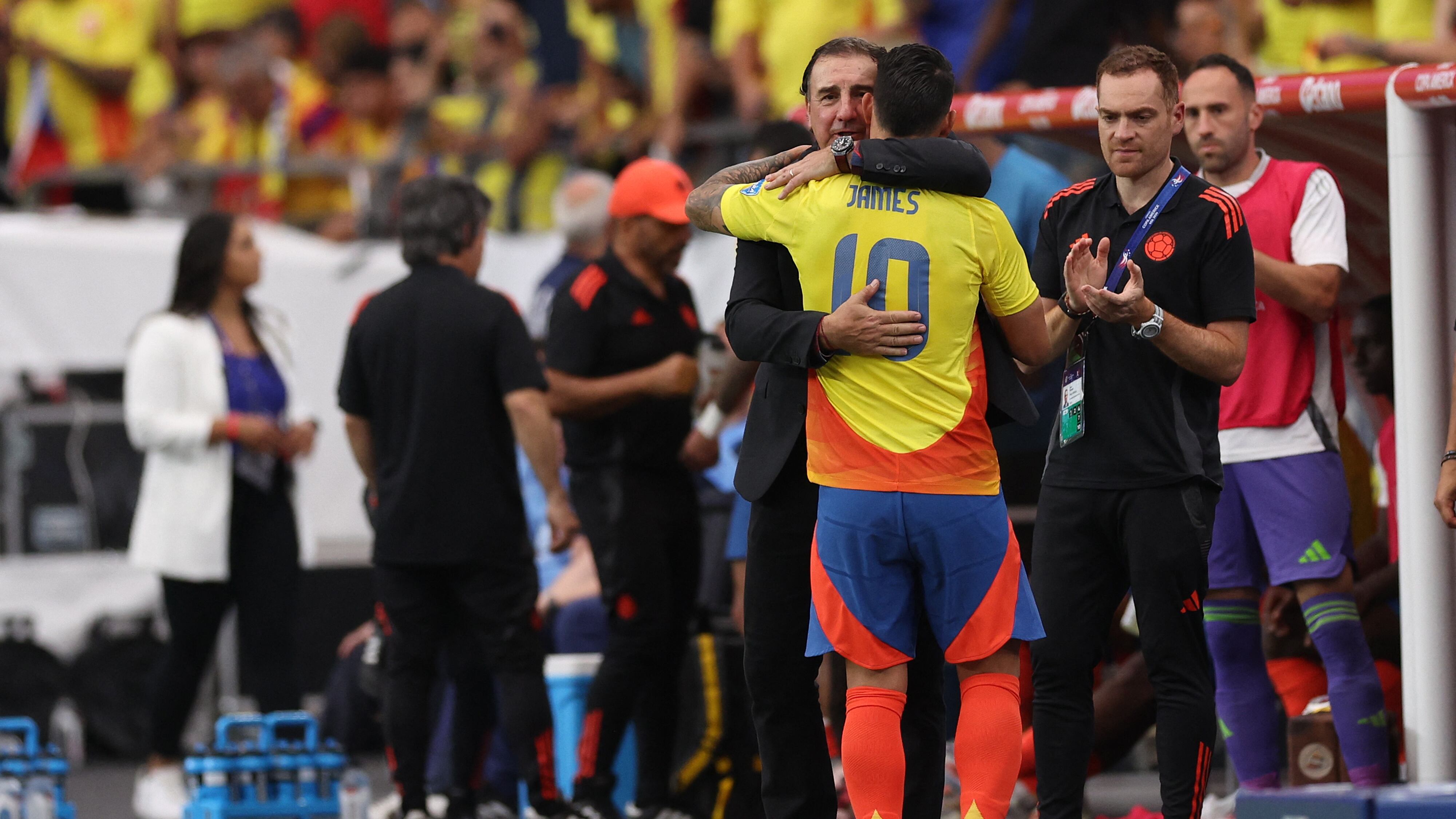 GLENDALE, ARIZONA - JULY 06: Nestor Lorenzo, Head Coach of Colombia hugs James Rodriguez of Colombia after a substitution during the CONMEBOL Copa America 2024 quarter-final match between Colombia and Panama at State Farm Stadium on July 06, 2024 in Glendale, Arizona.   Jamie Squire/Getty Images/AFP (Photo by JAMIE SQUIRE / GETTY IMAGES NORTH AMERICA / Getty Images via AFP)