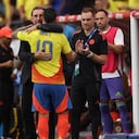 Néstor Lorenzo abraza a James Rodríguez luego de sustituirlo ante Panamá