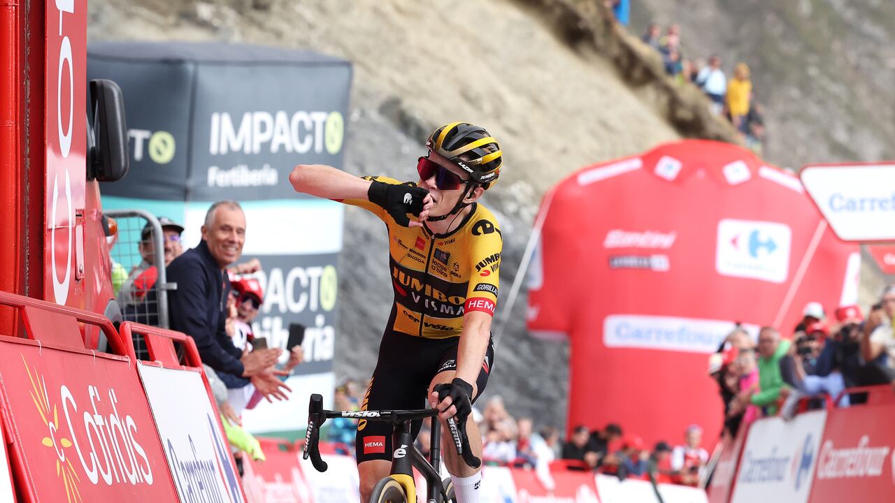 Jonas Vingegaard, celebrando la victoria en la Vuelta a España 2023.
