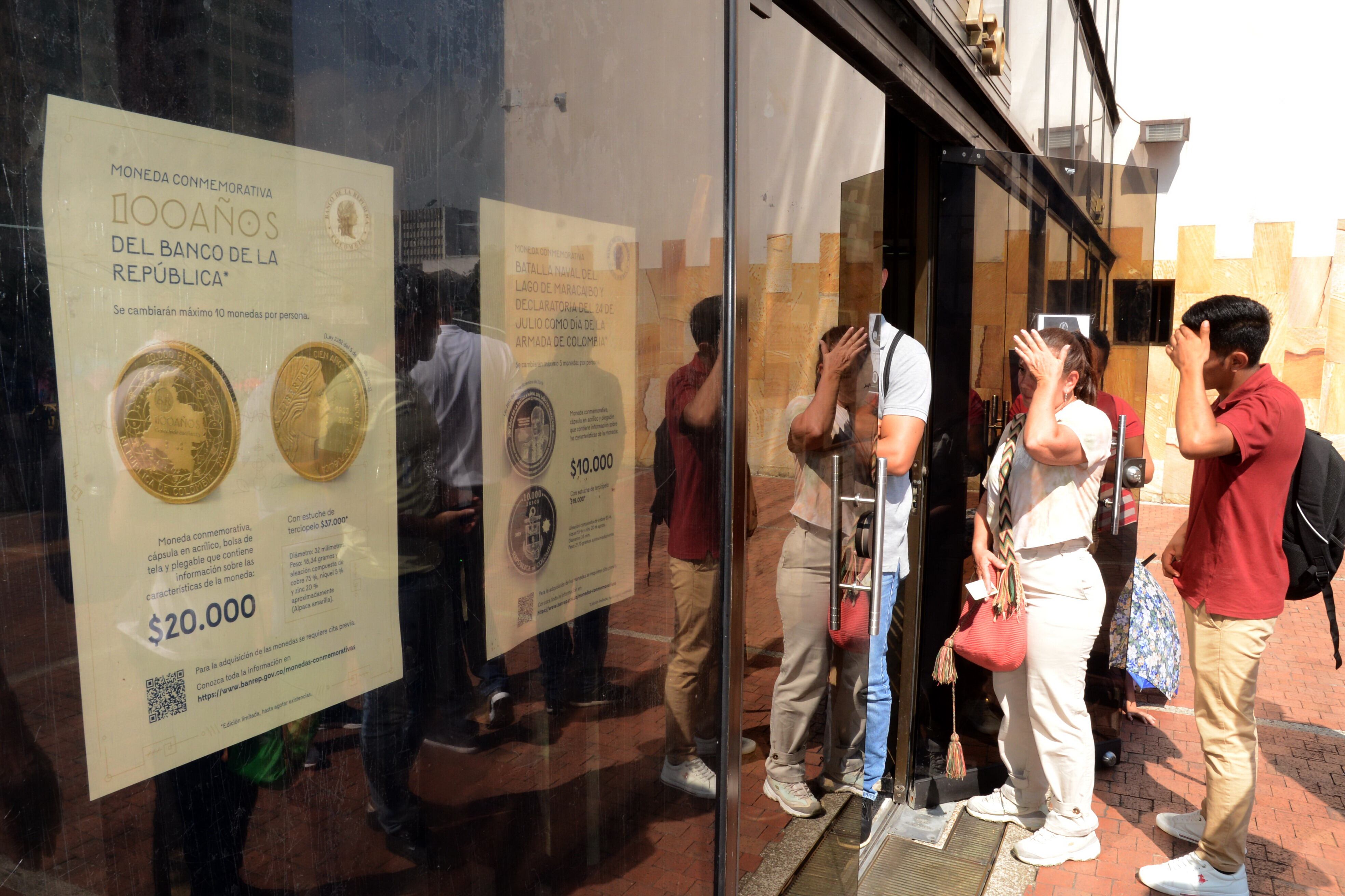 Activo; Venta de la nueva moneda de $ 20.000 en el Banco de la Republica. foto José L Guzmán. El Pais