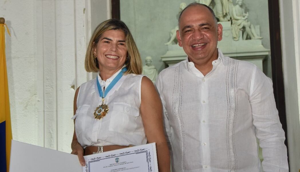 Leonor Consuelo Gómez con el alcalde de Santa Marta, Carlos Pinedo Cuello.