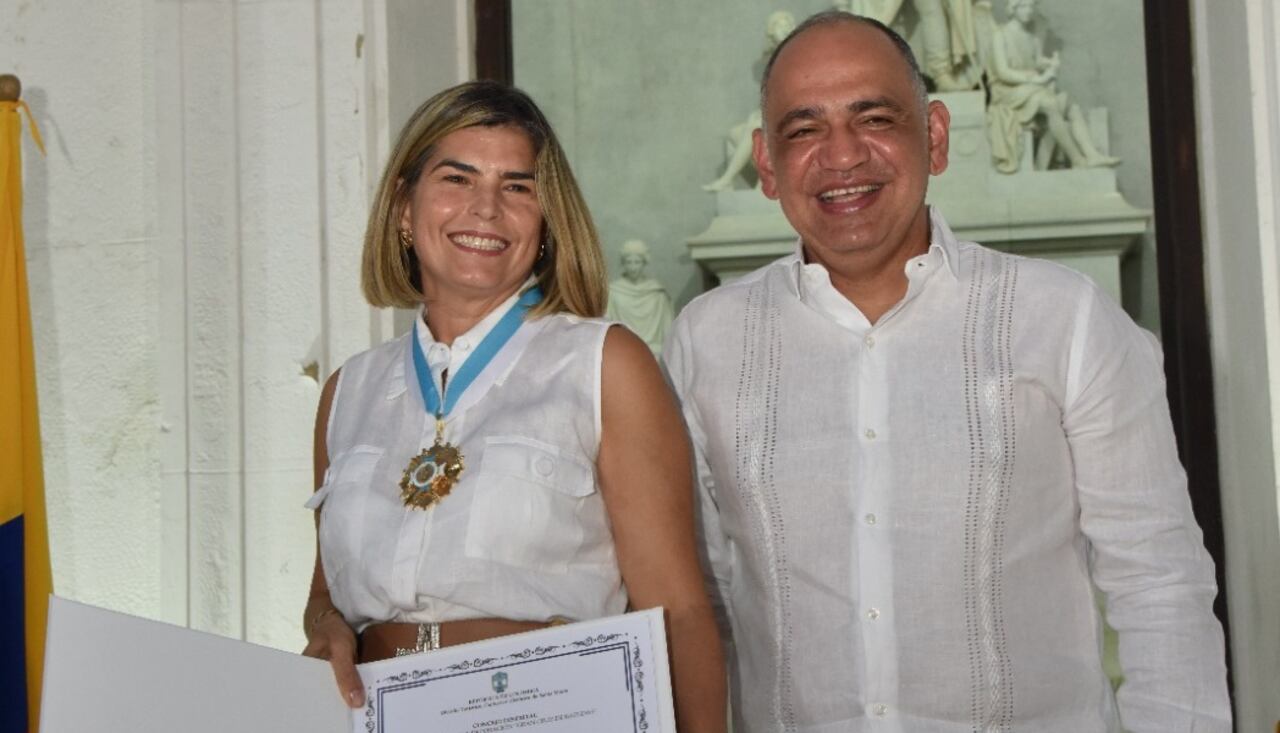 Leonor Consuelo Gómez con el alcalde de Santa Marta, Carlos Pinedo Cuello.