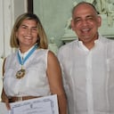 Leonor Consuelo Gómez con el alcalde de Santa Marta, Carlos Pinedo Cuello.
