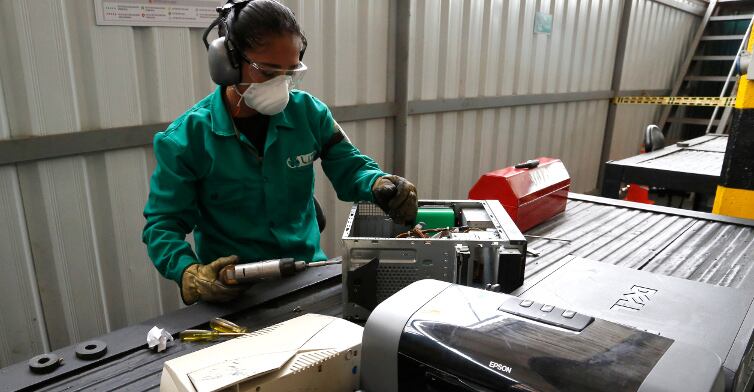 La resina de PVC representa entre el 70 % y el 80 % de los costos de producción de los bienes transformados. 