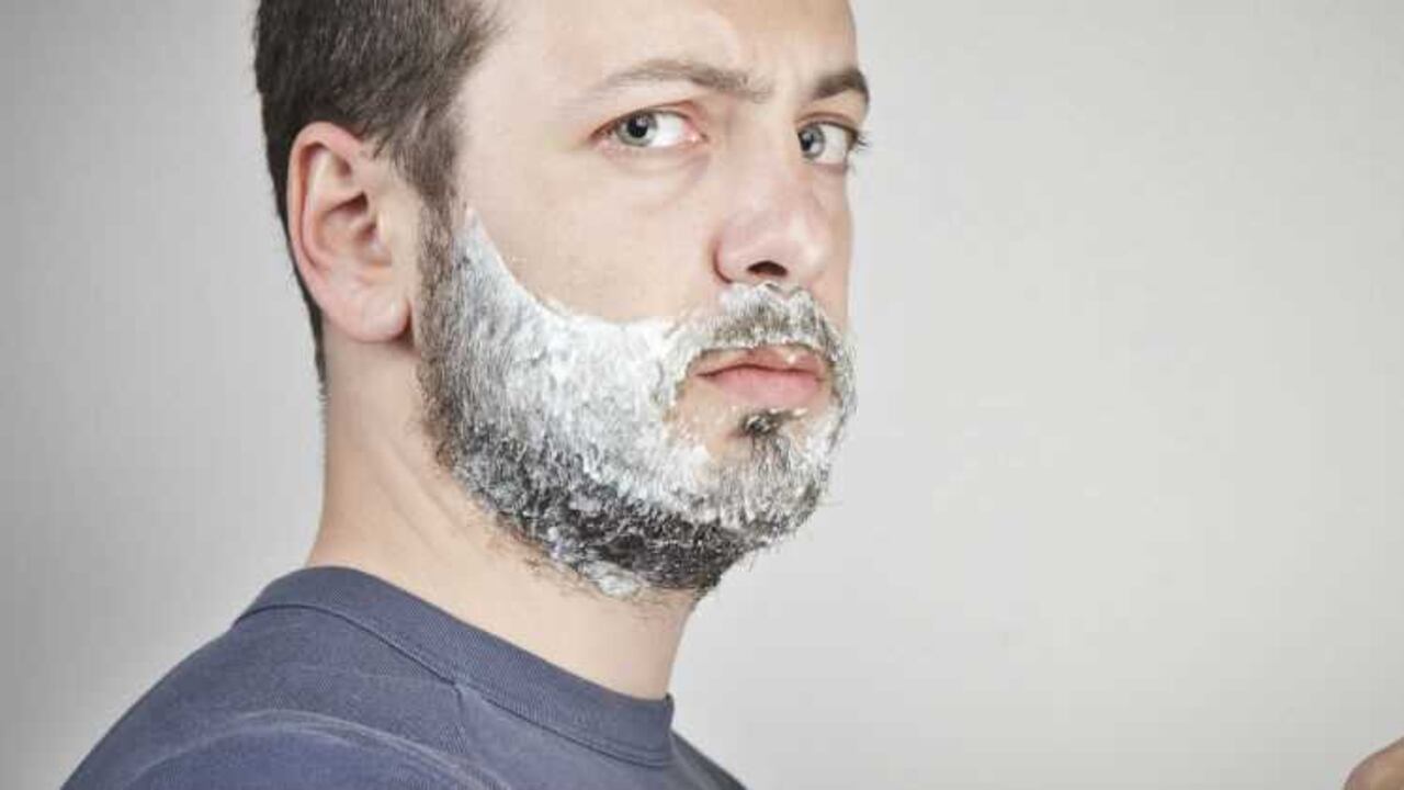 Dermatólogos recomiendan comprar jabones para barba que estén elaborados 100% naturalmente y que tengan una acción calmante, hidratante, antiinflamatoria y antiirritante.