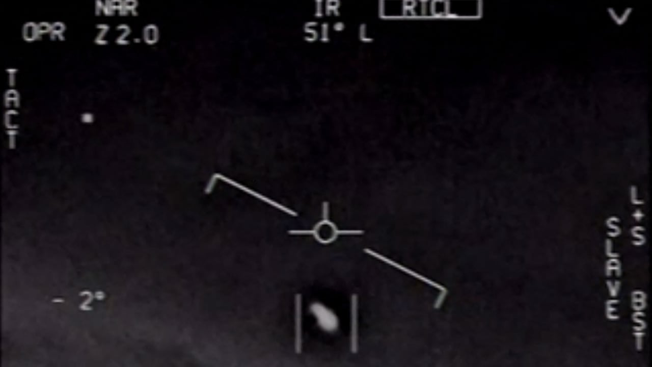 Esta imagen de captura de video obtenida el 28 de abril de 2020 por cortesía del Departamento de Defensa de EE. UU. muestra parte de un video no clasificado tomado por pilotos de la Armada que ha circulado durante años y muestra interacciones con "fenómenos aéreos no identificados". (Photo by Handout / DoD / AFP).