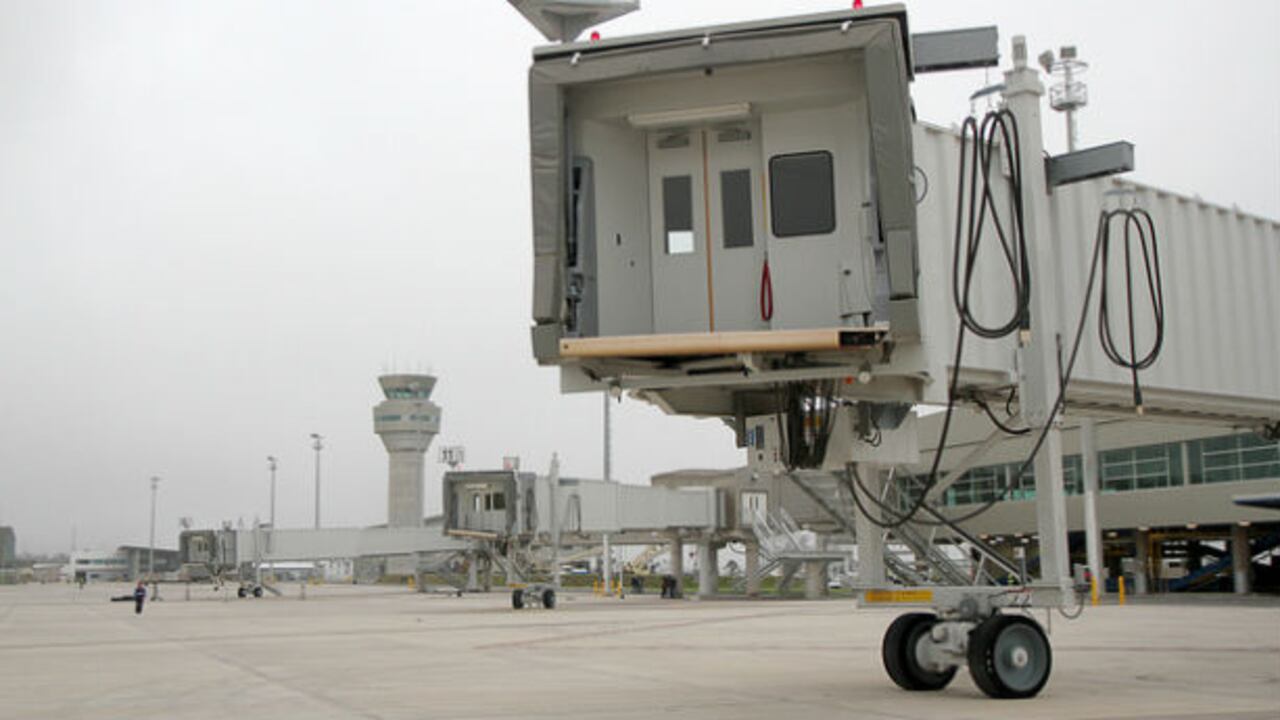 Estos son las nuevas rampas para el abordaje y desabordaje de aviones en el moderno aeropuerto de la capital ecuatoriana.