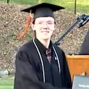 Esta imagen fija del 3 de junio de 2022 tomada de un video proporcionado por el Distrito Escolar de Bethel Park muestra al estudiante Thomas Matthew Crooks en la graduación de la escuela secundaria Bethel Park 2022 en Bethel Park, Pensilvania (El Distrito Escolar de Bethel Park vía AP)