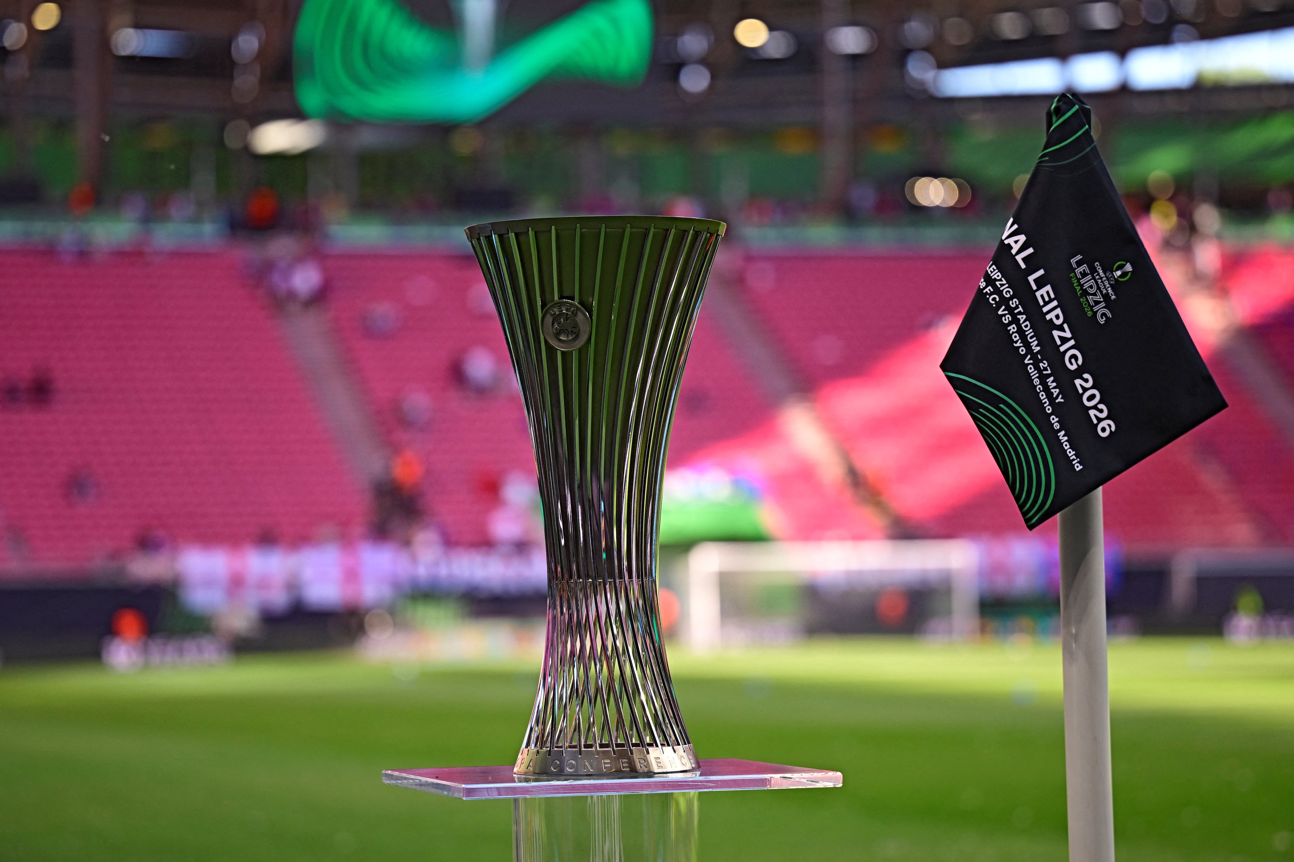 El trofeo de la Conference League se exhibe antes de la final de la UEFA Conference League entre el Crystal Palace FC y el Rayo Vallecano de Madrid en Leipzig, al este de Alemania, el 27 de mayo de 2026. (Foto de Tobias SCHWARZ / AFP)