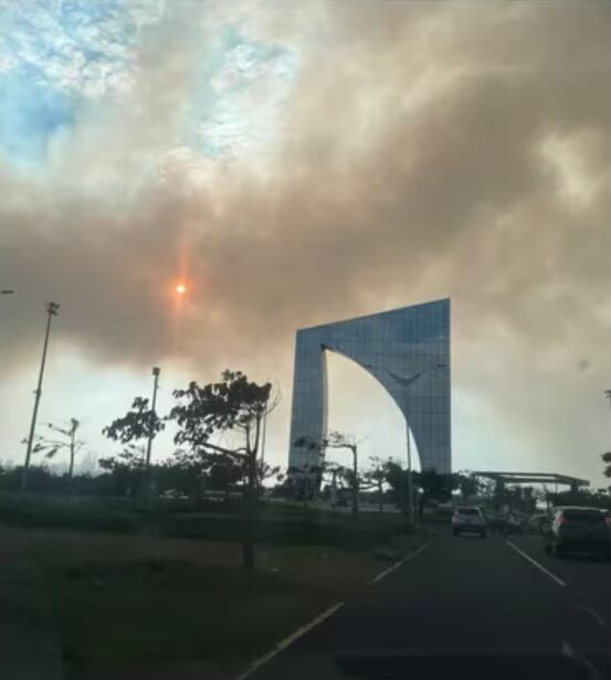 Una columna de humo cubrió el cielo.