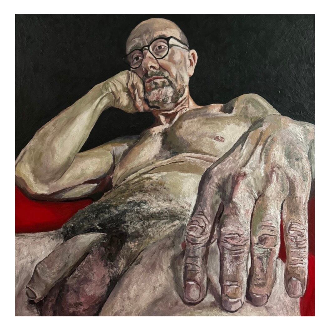 Ian Brennan posa junto a uno de sus retratos, una pieza que marcó su transición del psicoanálisis al arte visceral.